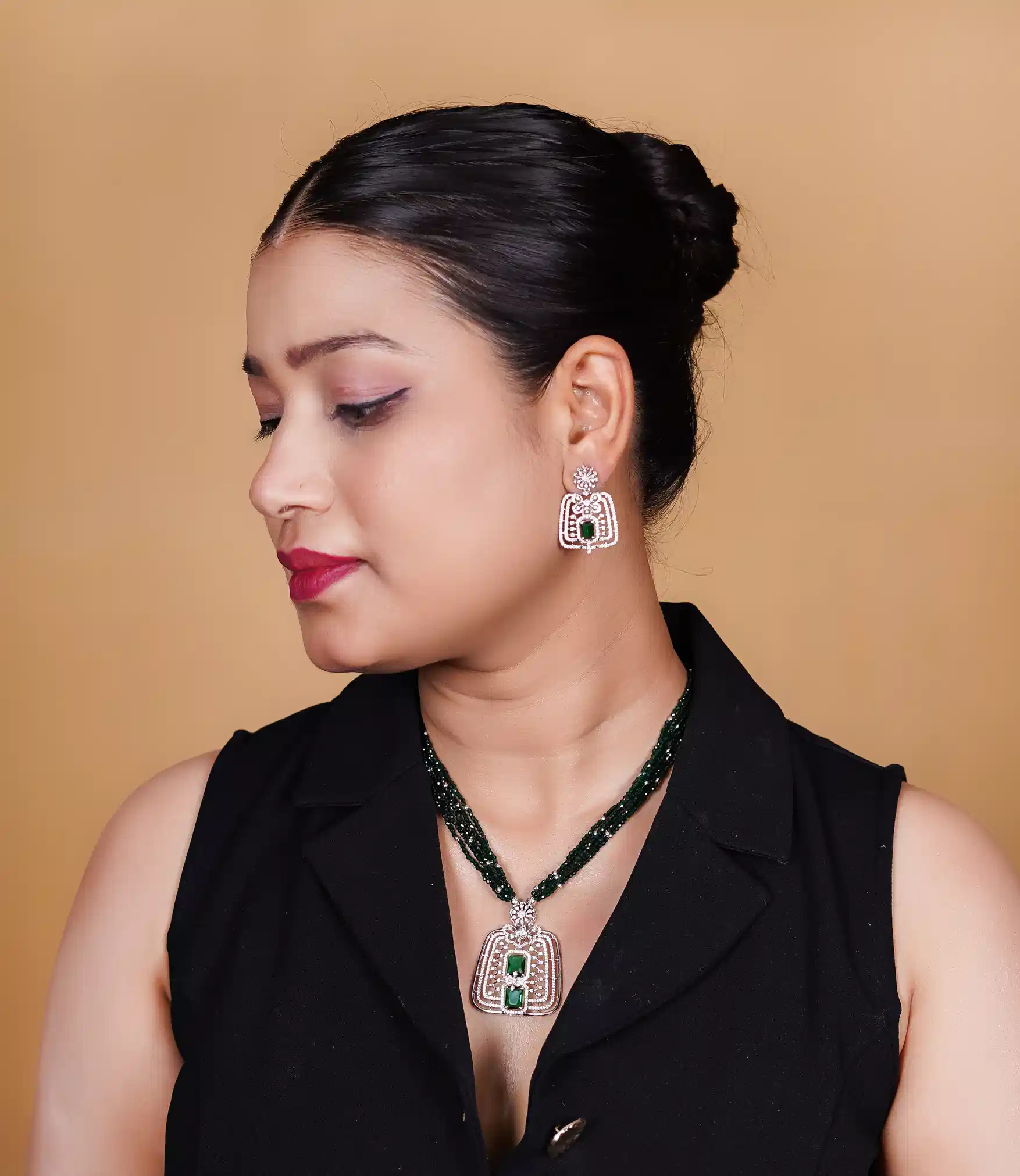 Regal Emerald Dori Pendant Set